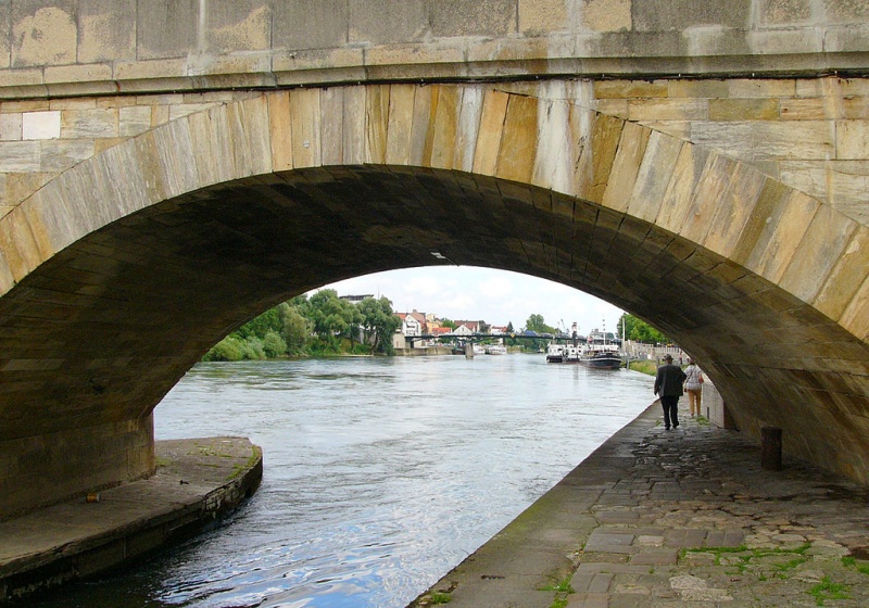 File:R-steinernebrücke01.jpg